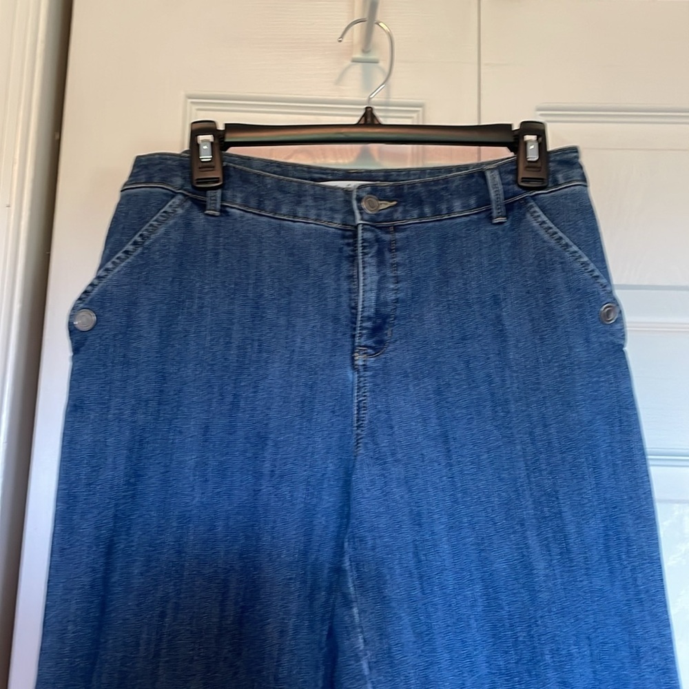 Croft & Barrow 8 denim capris straight leg metal button detail front/back pocket